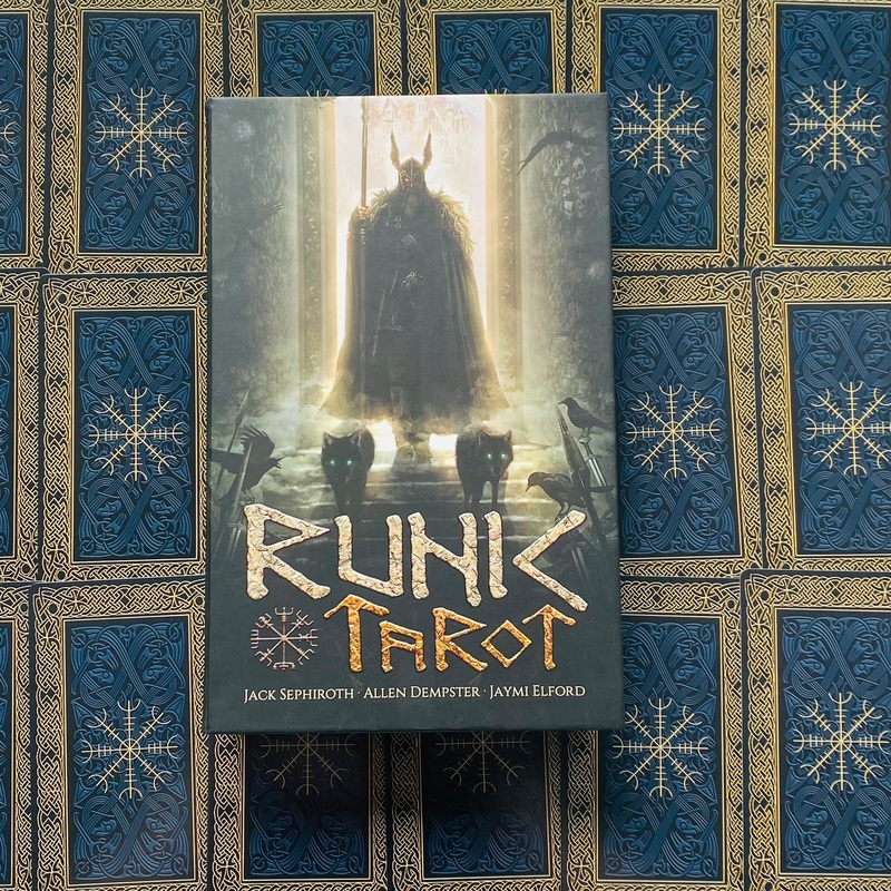 Runic Tarot Kit Cards And Book Lo Scarabeo